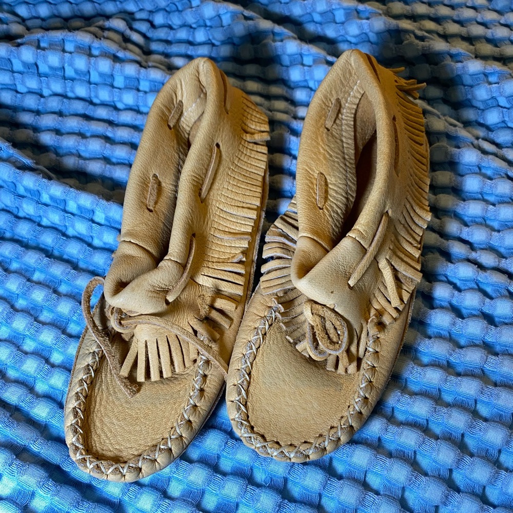 EUC Unworn Vintage (?) Handmade Leather Moccasins w/ Fringe and Leather Soles